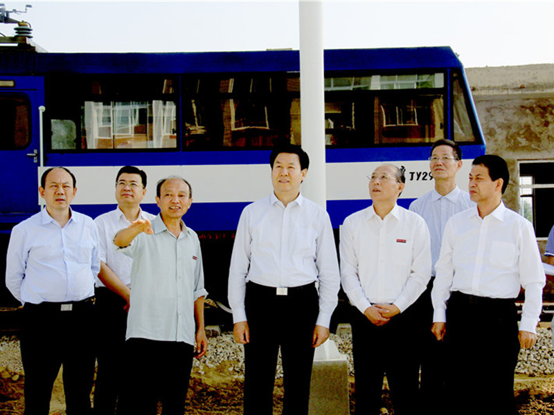 张晋生教授陪同陕西省人大常委会党组书记、副主任庄长兴、陕西省委教育工委原书记董小龙在beat365调研