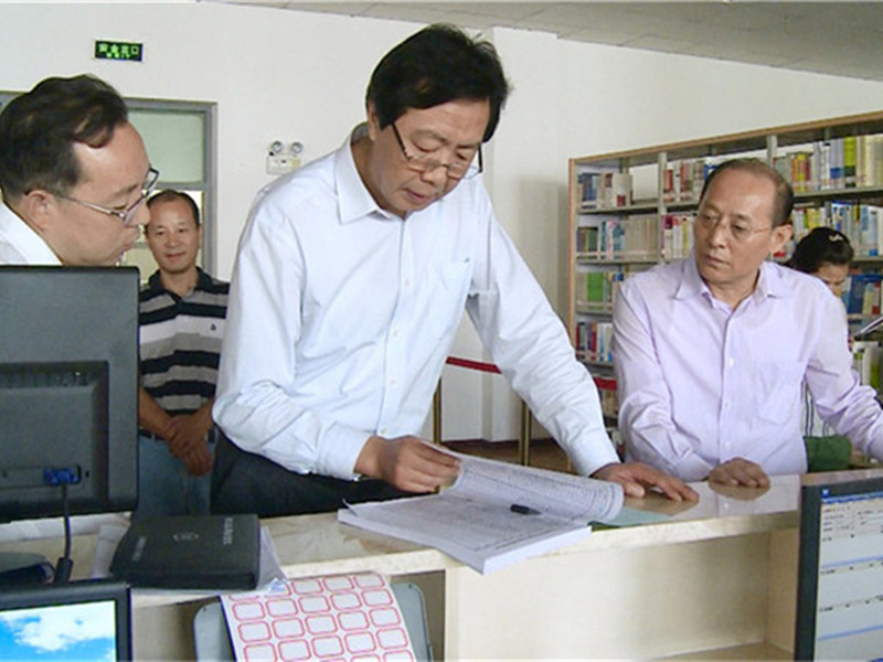 张晋生教授陪同陕西省教育厅原常务副厅长、厅党组副书记梁宝林在beat365视察指导