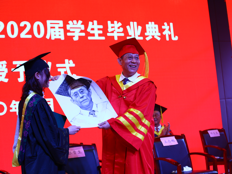 毕业生为张晋生教授送素描画像