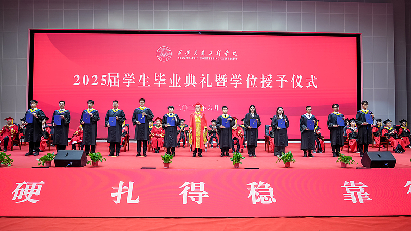 beat365在线唯一官网2025届学生毕业典礼暨学位授予仪式在文体中心隆重举行