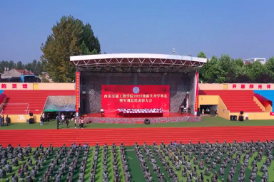 beat365隆重举行2023级新生开学典礼暨军训总结表彰大会