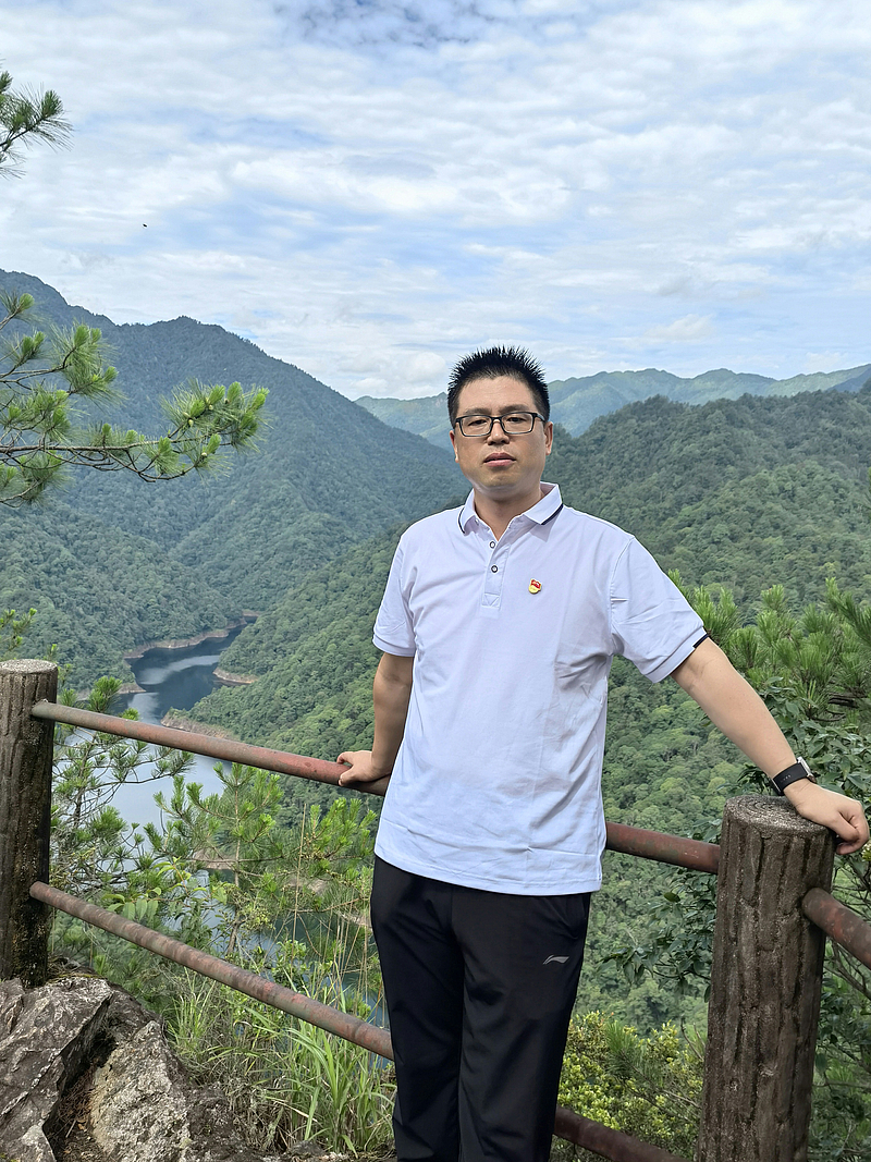 师德师风先进个人  王冠军