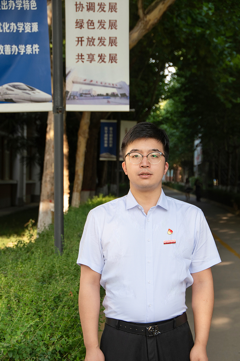 师德师风先进个人  肖茹峰